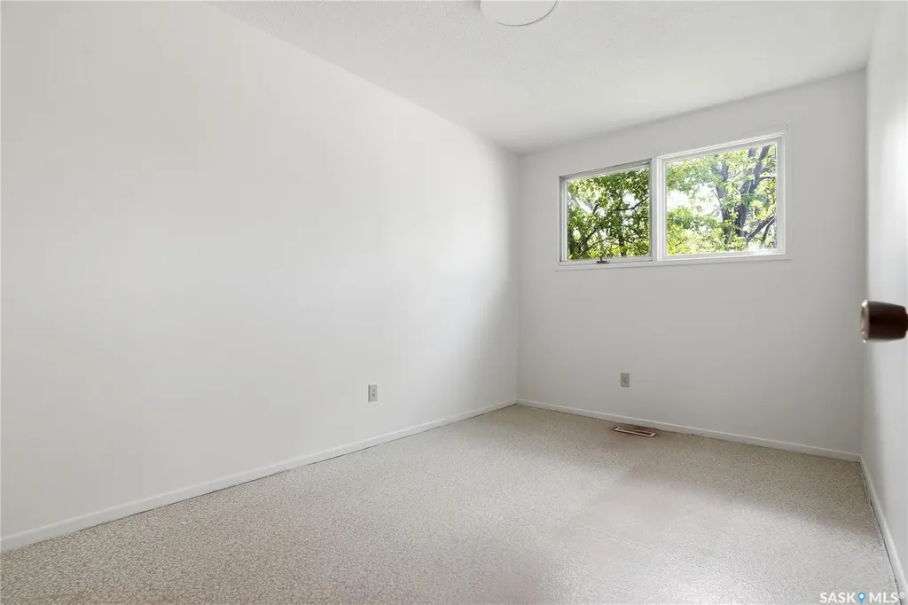 54 St Lawrence Crescent Saskatoon SK S7K 1G5