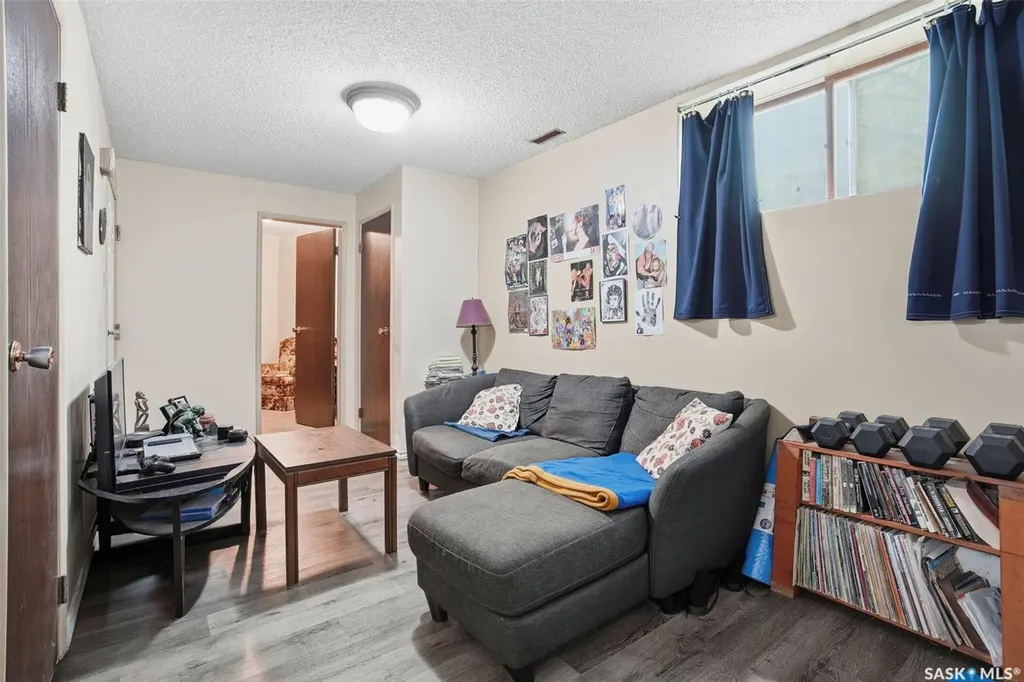 302 Mckinnon Avenue S Saskatoon SK S7N 1J5