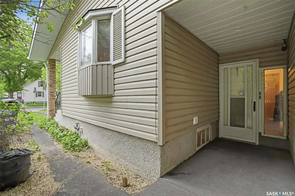 302 Mckinnon Avenue S Saskatoon SK S7N 1J5