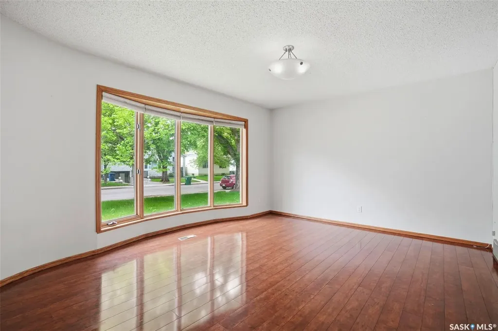 302 Mckinnon Avenue S Saskatoon SK S7N 1J5