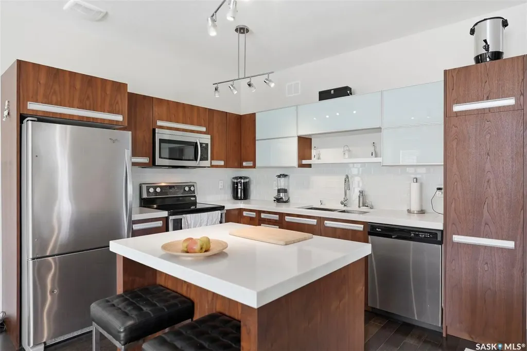 3013 Mcclocklin Road Saskatoon SK S7R 0J1