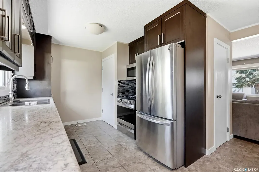 532 East Place Saskatoon SK S7J 2Y8