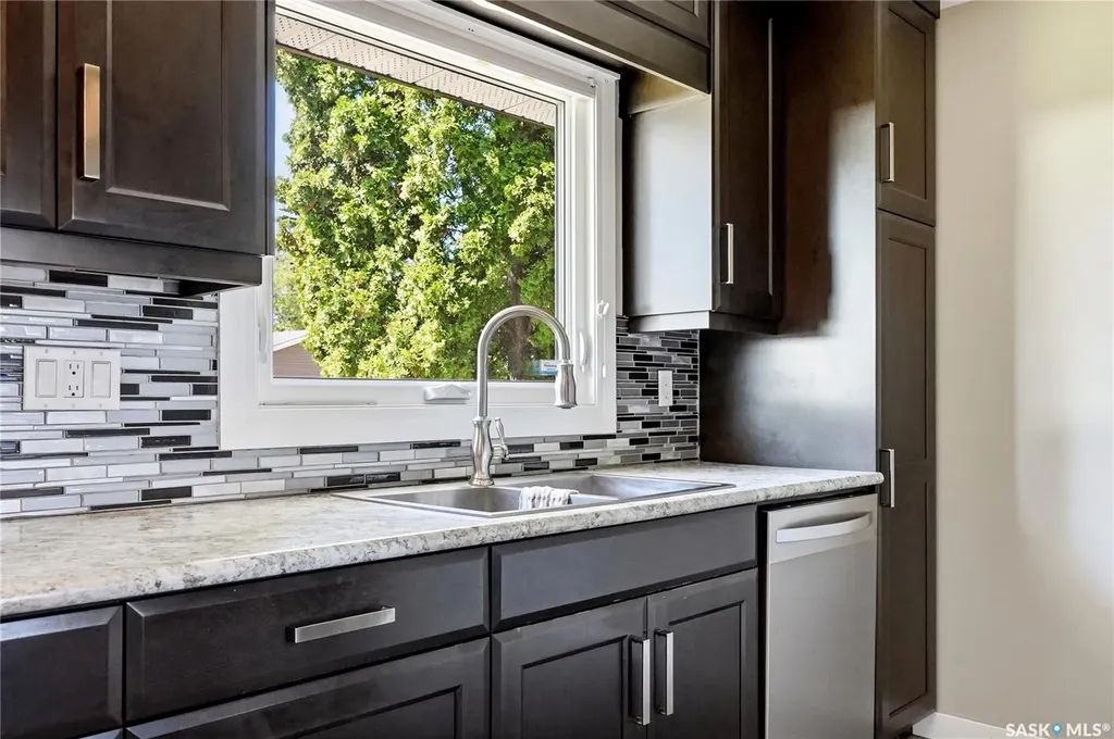 532 East Place Saskatoon SK S7J 2Y8