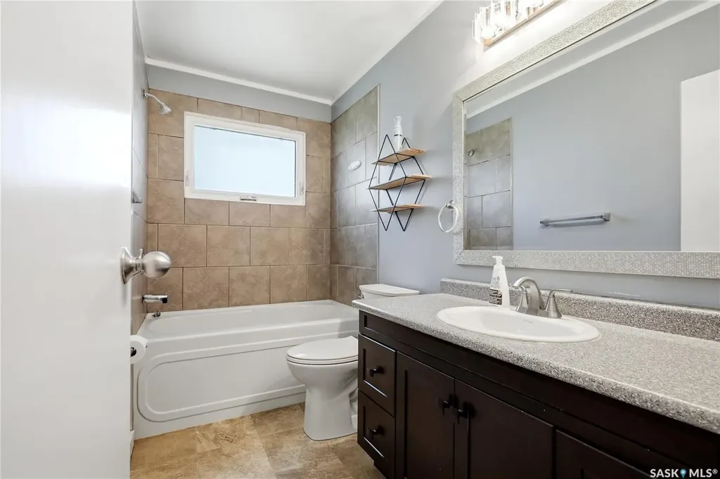 532 East Place Saskatoon SK S7J 2Y8