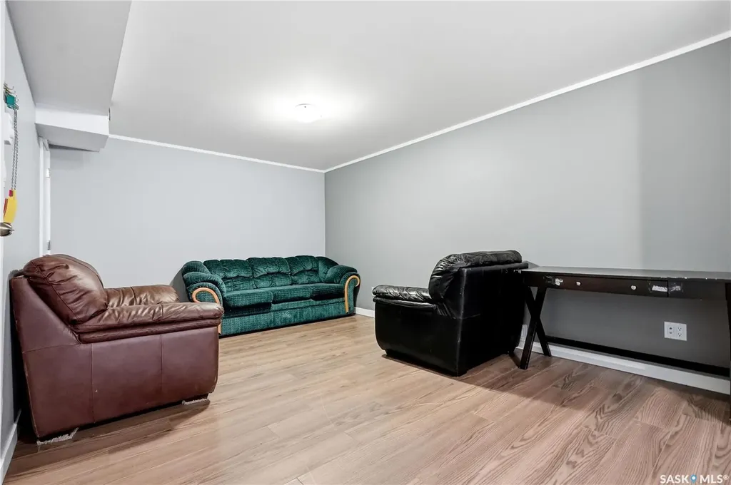 532 East Place Saskatoon SK S7J 2Y8