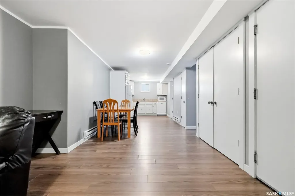 532 East Place Saskatoon SK S7J 2Y8