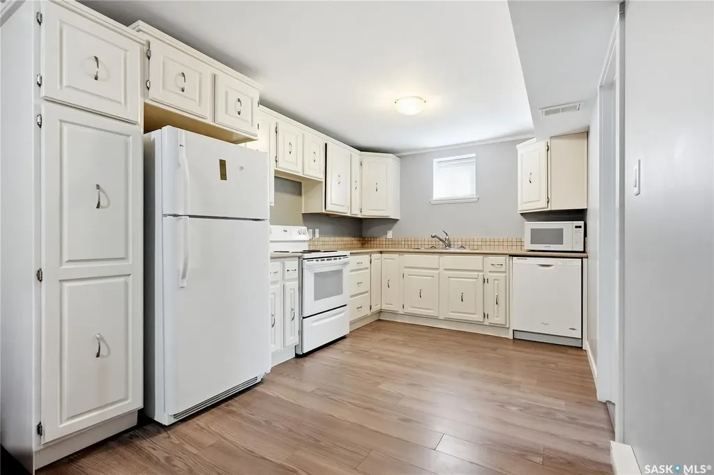 532 East Place Saskatoon SK S7J 2Y8