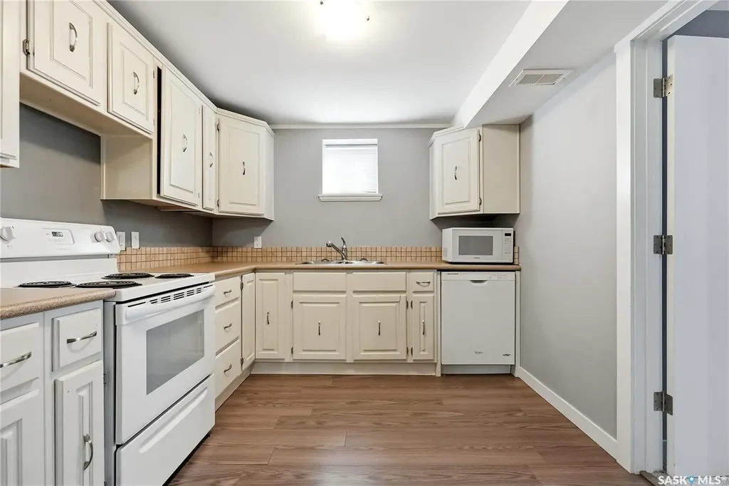 532 East Place Saskatoon SK S7J 2Y8