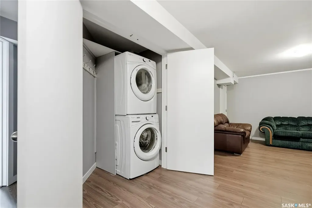 532 East Place Saskatoon SK S7J 2Y8