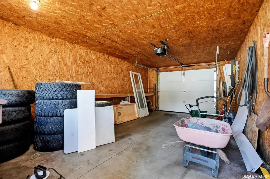 532 East Place Saskatoon SK S7J 2Y8