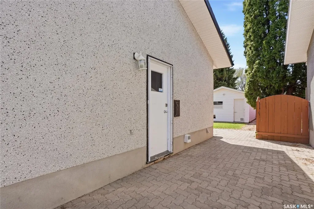 532 East Place Saskatoon SK S7J 2Y8