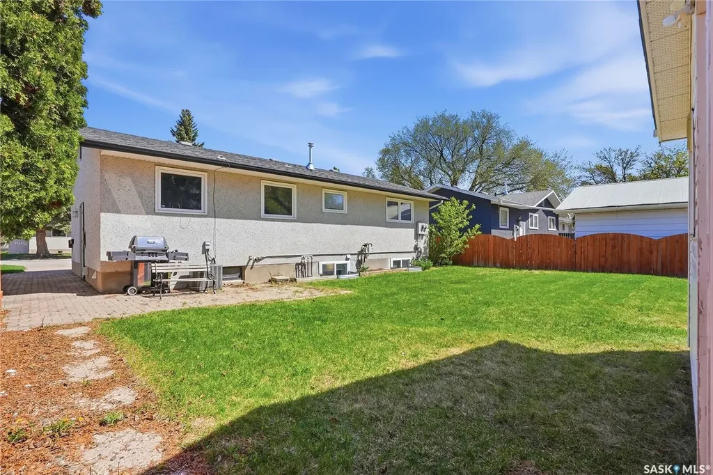 532 East Place Saskatoon SK S7J 2Y8