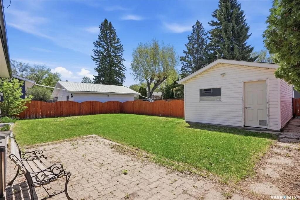 532 East Place Saskatoon SK S7J 2Y8
