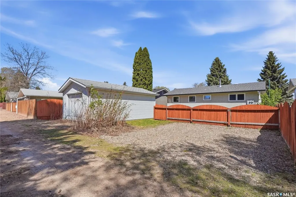532 East Place Saskatoon SK S7J 2Y8