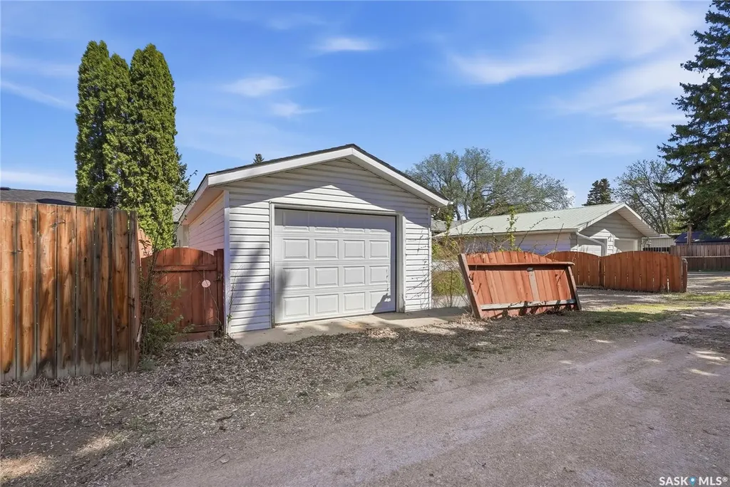 532 East Place Saskatoon SK S7J 2Y8