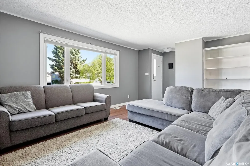 532 East Place Saskatoon SK S7J 2Y8