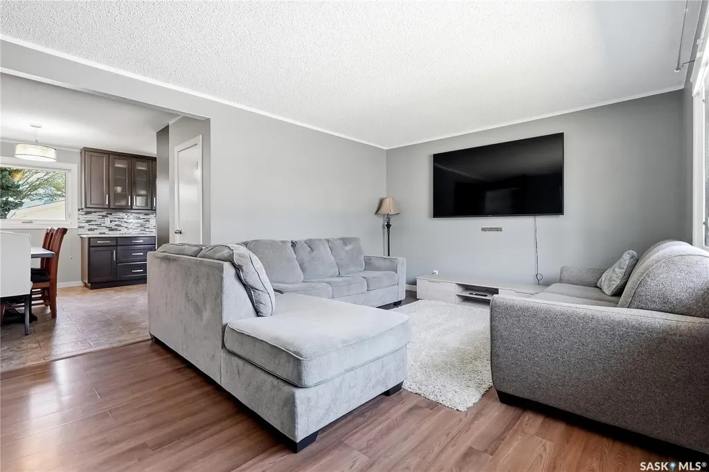 532 East Place Saskatoon SK S7J 2Y8