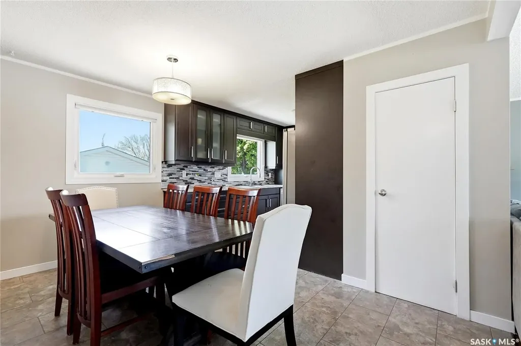 532 East Place Saskatoon SK S7J 2Y8