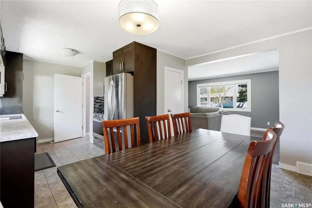 532 East Place Saskatoon SK S7J 2Y8