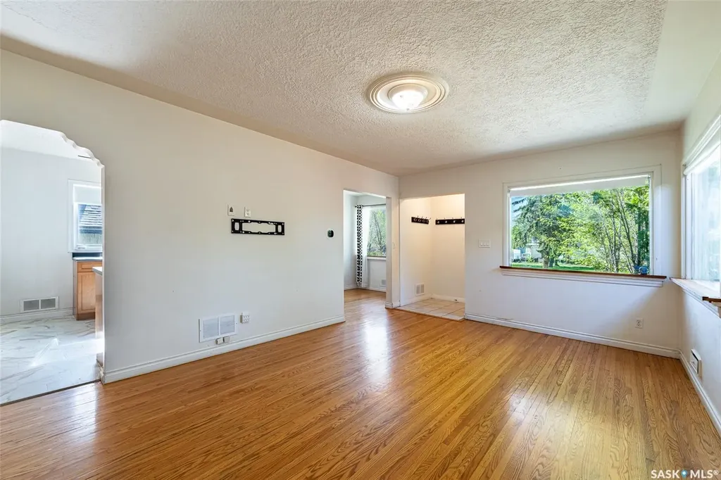 204 25th Street W Saskatoon SK S7L 0C4