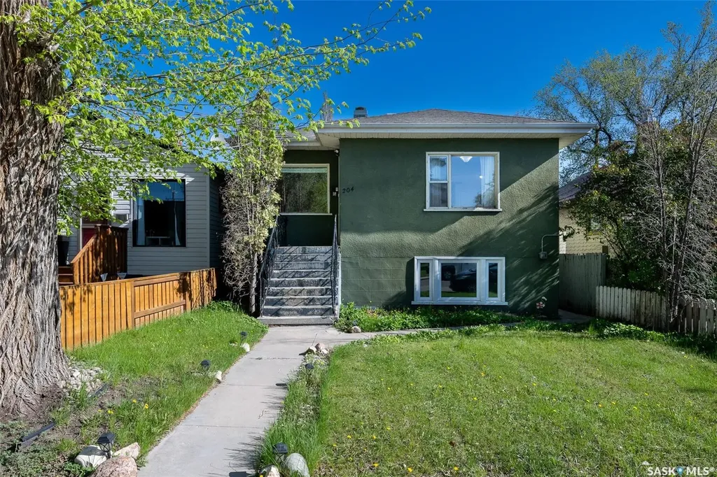 204 25th Street W Saskatoon SK S7L 0C4