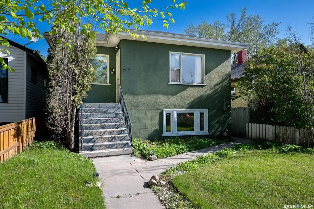 204 25th Street W Saskatoon SK S7L 0C4