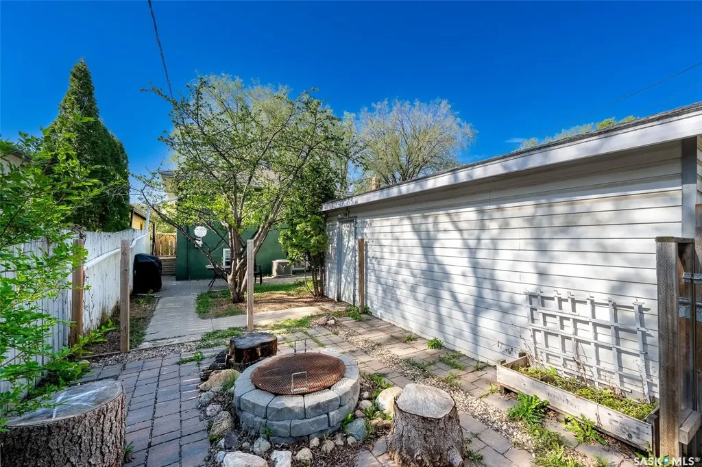 204 25th Street W Saskatoon SK S7L 0C4