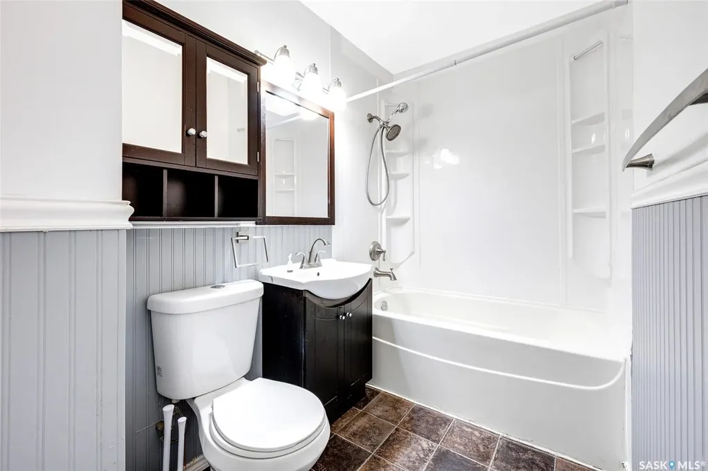 204 25th Street W Saskatoon SK S7L 0C4