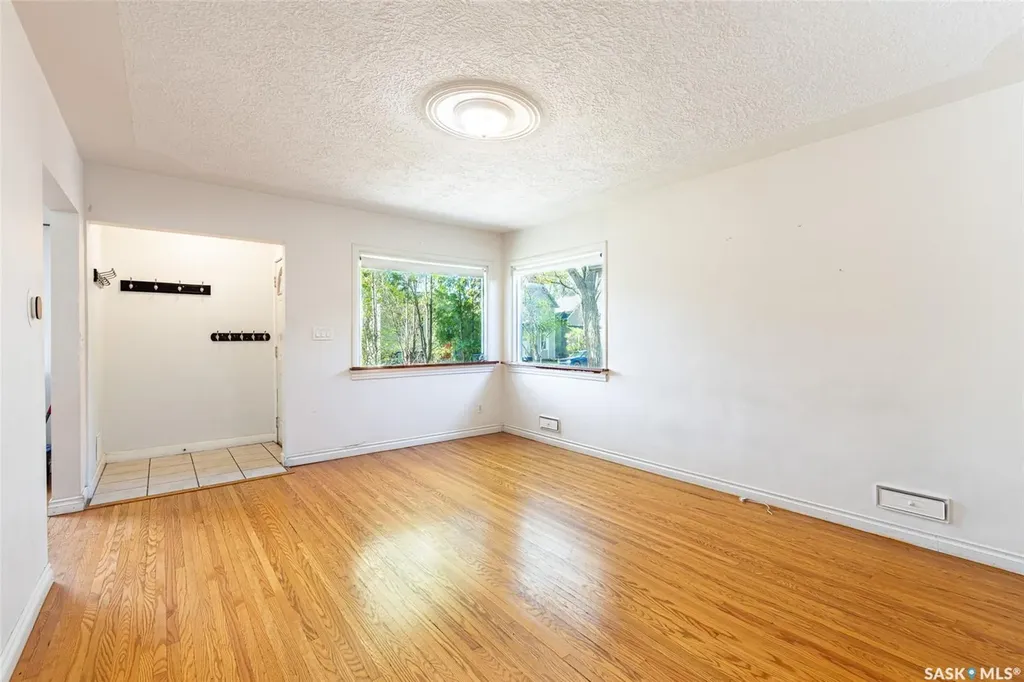 204 25th Street W Saskatoon SK S7L 0C4