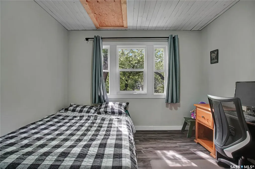 213 H Avenue N Saskatoon SK S7L 2B7