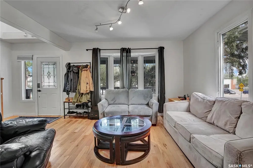 213 H Avenue N Saskatoon SK S7L 2B7