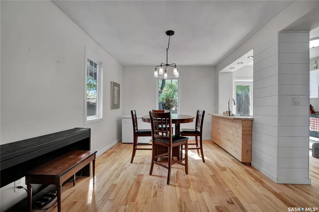 213 H Avenue N Saskatoon SK S7L 2B7
