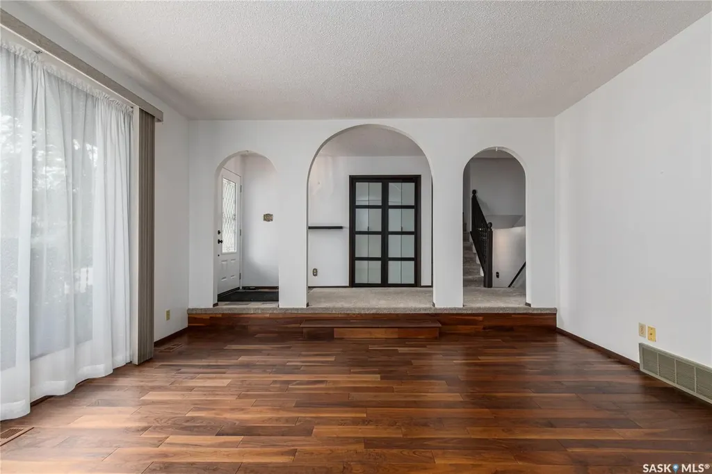 1229 Pascoe Drive W Moose Jaw SK S6H 6Z4