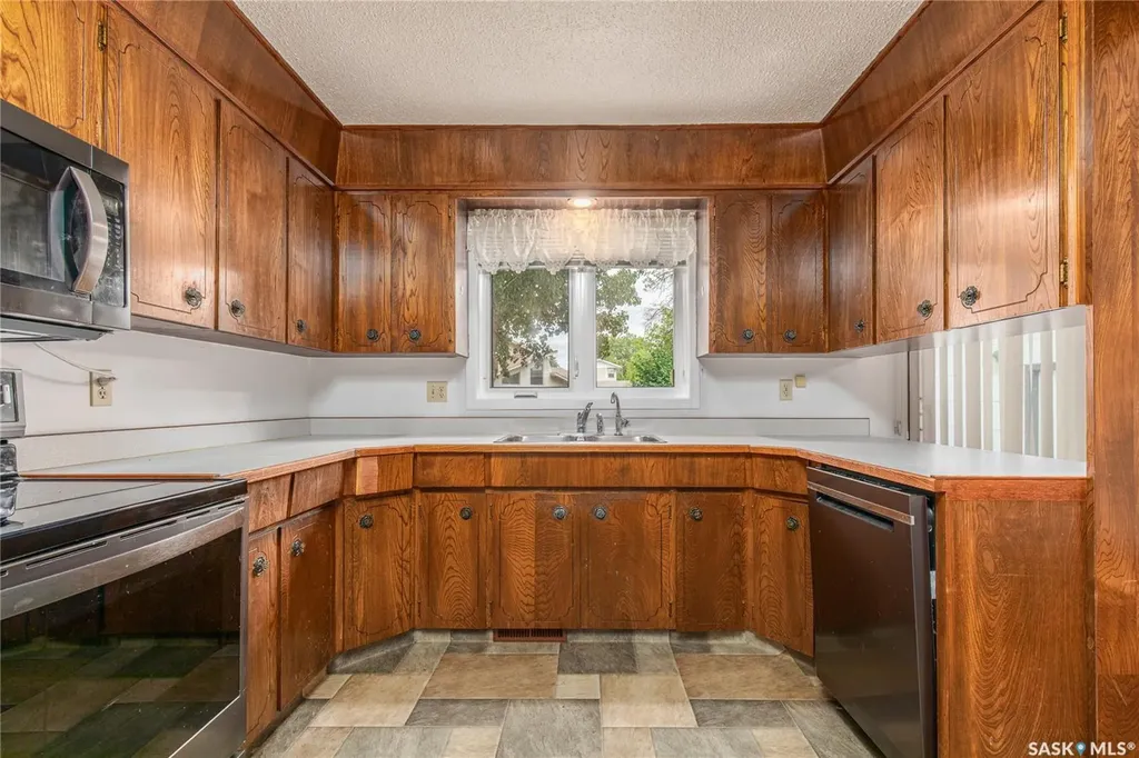 1229 Pascoe Drive W Moose Jaw SK S6H 6Z4