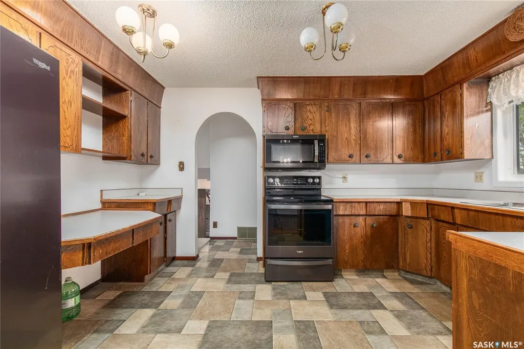 1229 Pascoe Drive W Moose Jaw SK S6H 6Z4