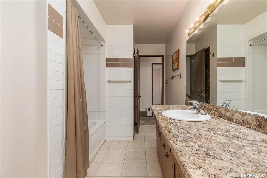 1229 Pascoe Drive W Moose Jaw SK S6H 6Z4