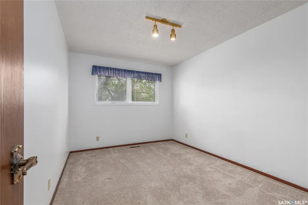 1229 Pascoe Drive W Moose Jaw SK S6H 6Z4