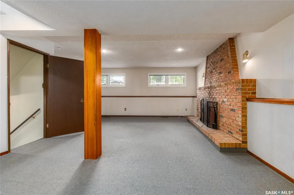 1229 Pascoe Drive W Moose Jaw SK S6H 6Z4