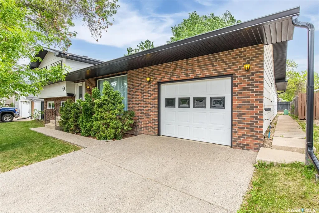 1229 Pascoe Drive W Moose Jaw SK S6H 6Z4