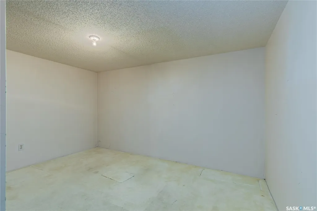 1229 Pascoe Drive W Moose Jaw SK S6H 6Z4