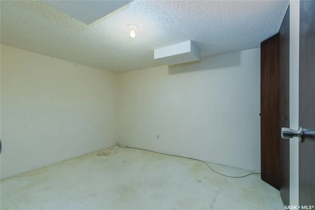 1229 Pascoe Drive W Moose Jaw SK S6H 6Z4