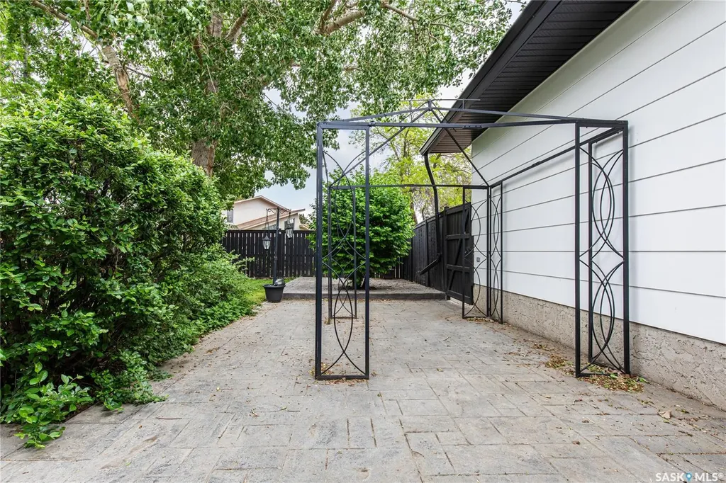 1229 Pascoe Drive W Moose Jaw SK S6H 6Z4