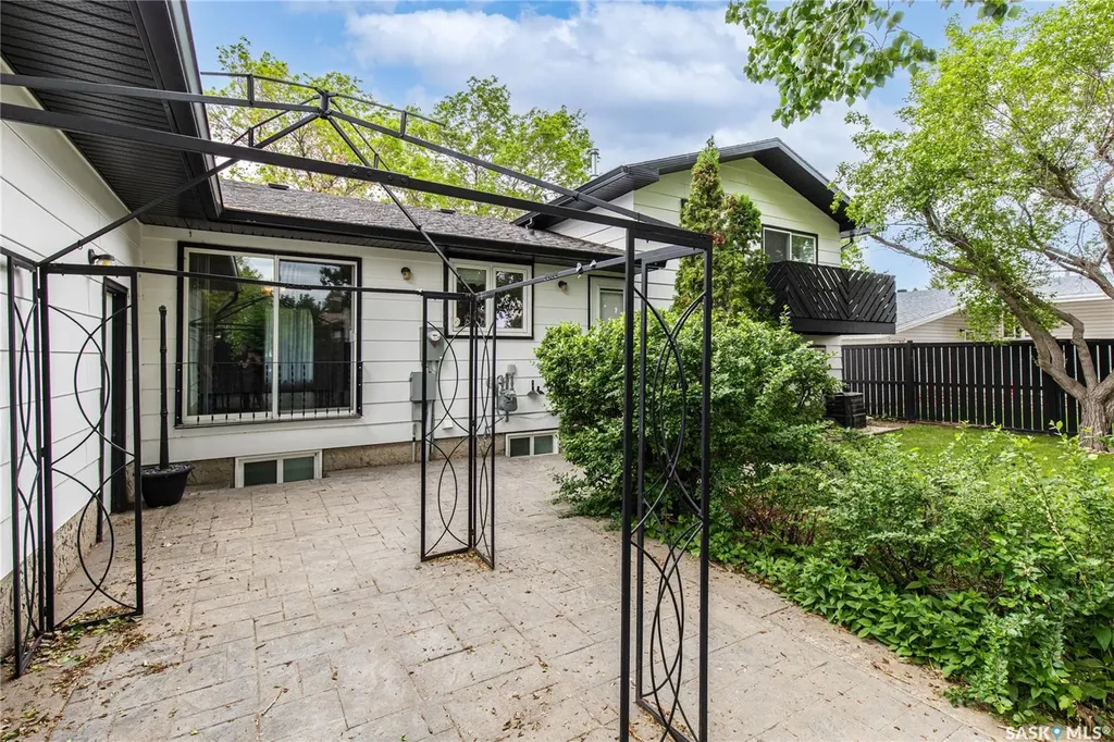 1229 Pascoe Drive W Moose Jaw SK S6H 6Z4
