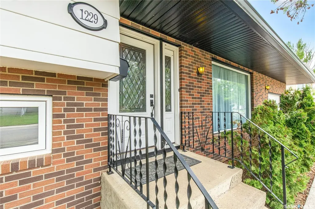 1229 Pascoe Drive W Moose Jaw SK S6H 6Z4