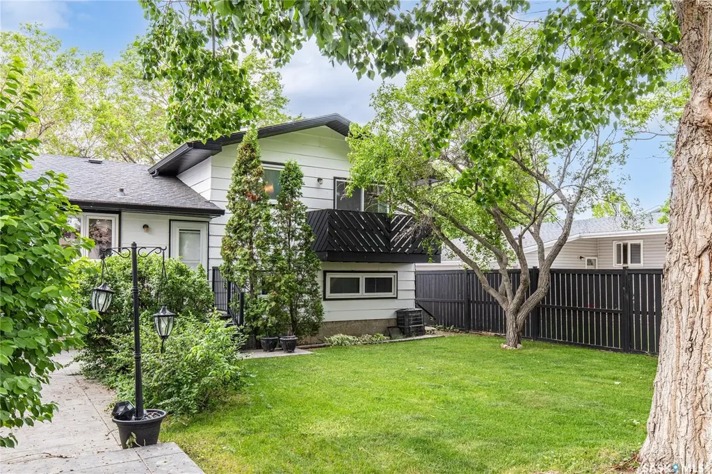 1229 Pascoe Drive W Moose Jaw SK S6H 6Z4