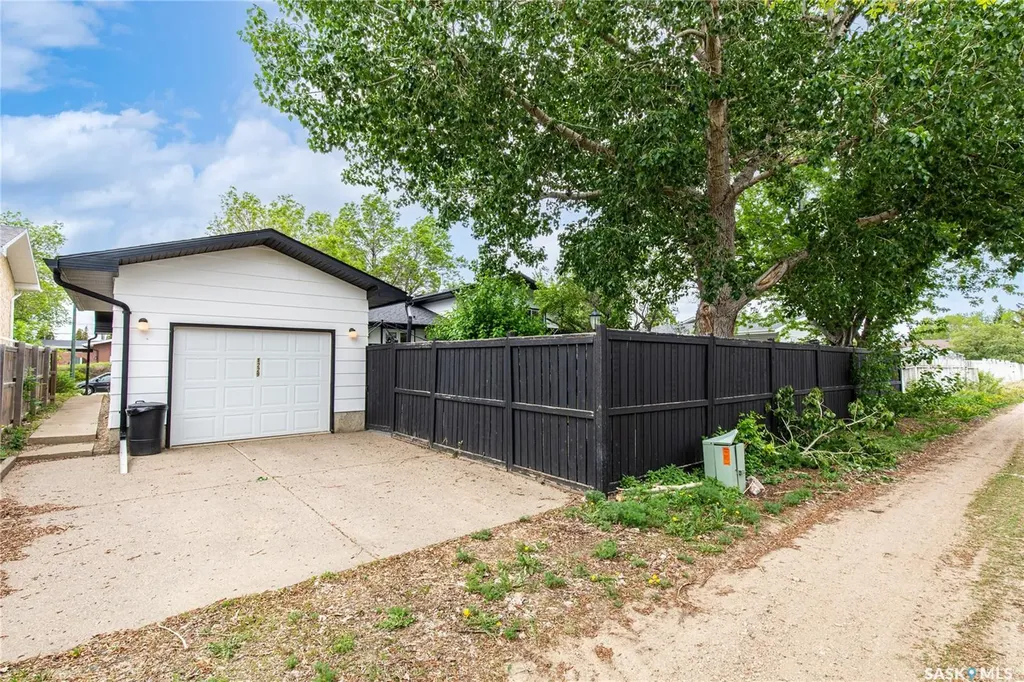 1229 Pascoe Drive W Moose Jaw SK S6H 6Z4