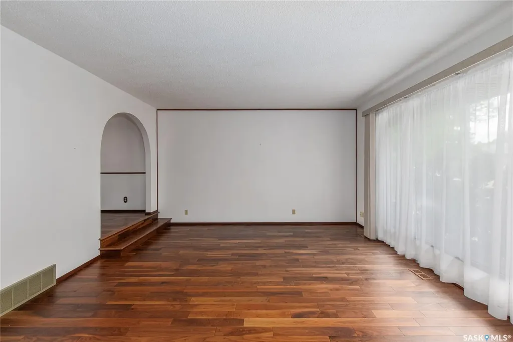 1229 Pascoe Drive W Moose Jaw SK S6H 6Z4