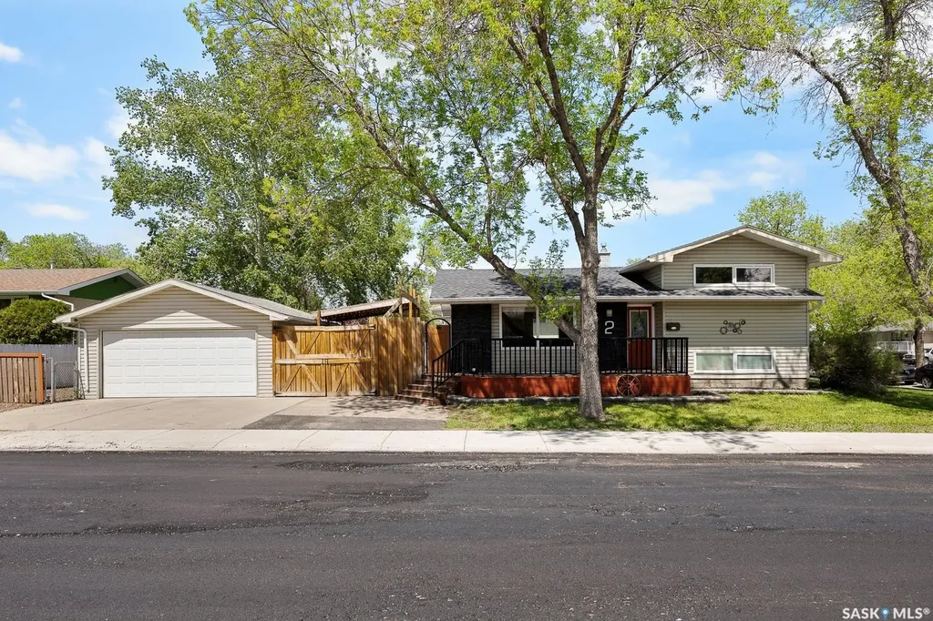 2 Pleasantview Bay Regina SK S4R 5H3