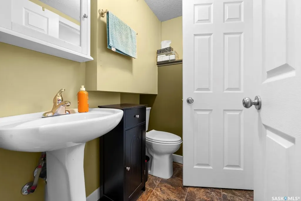 2 Pleasantview Bay Regina SK S4R 5H3
