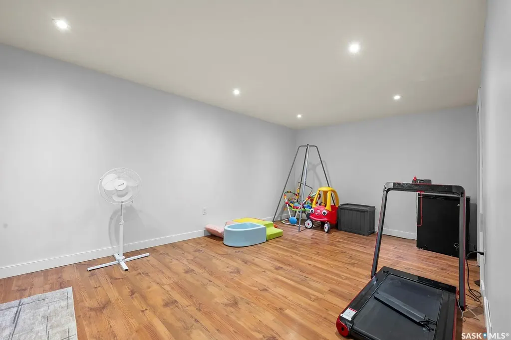 2 Pleasantview Bay Regina SK S4R 5H3